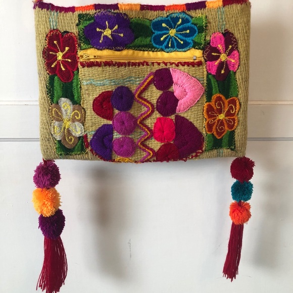 Tulum handcrafted pom pom woven bag from Mexico - Picture 2 of 6